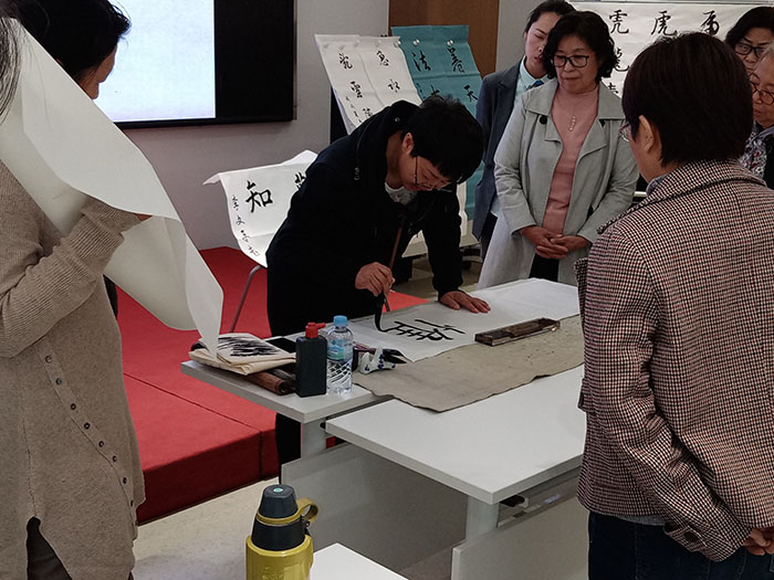 壹品人家社区教育中心面向各项目金泰业主开展 “书法培训”课(图1) 壹品人家社区教育中心面向各项目金泰业主开展 “书法培训”课(图1)