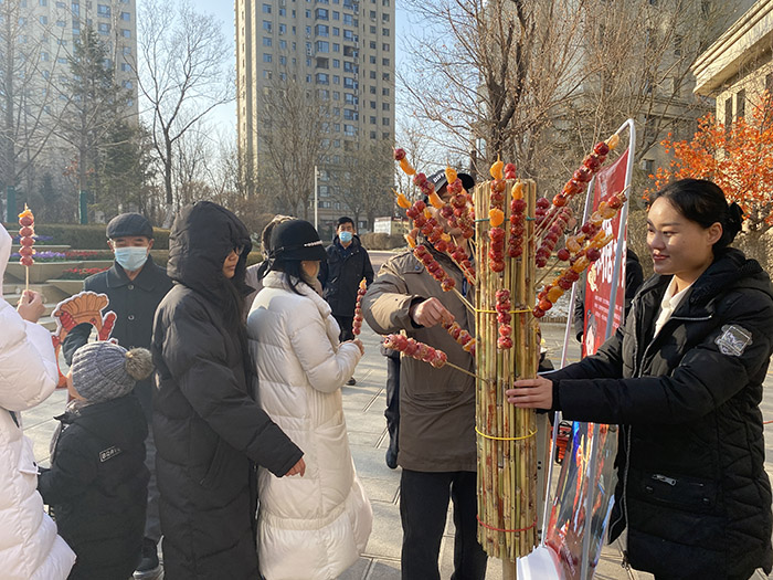 金泰物业温暖冬季—现场制作冰糖葫芦活动(图2) 金泰物业温暖冬季—现场制作冰糖葫芦活动(图2)
