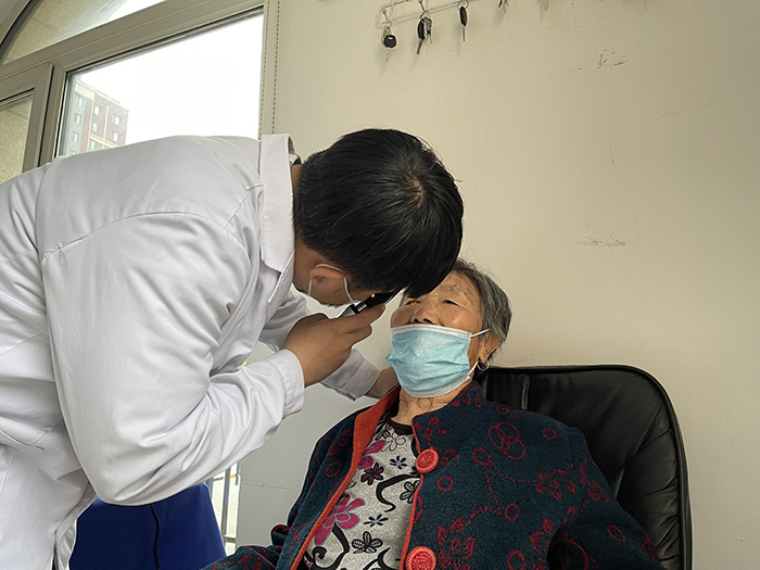 爱心义诊关注健康,贴心服务向党致敬(图2) 爱心义诊关注健康,贴心服务向党致敬(图2)