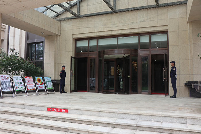 朝阳市双塔区组织部携各街道社区及物业企业参观、指导壹品人家项目党建工作(图4) 朝阳市双塔区组织部携各街道社区及物业企业参观、指导壹品人家项目党建工作(图4)