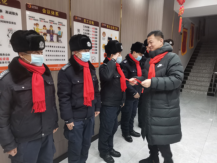 新春送祝福、温暖除夕夜——金泰物业管理团队除夕夜慰问一线员工(图5) 新春送祝福、温暖除夕夜——金泰物业管理团队除夕夜慰问一线员工(图5)