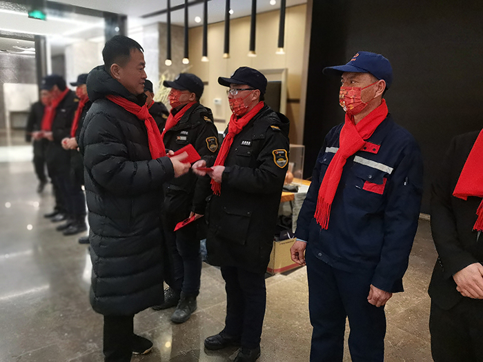 新春送祝福、温暖除夕夜——金泰物业管理团队除夕夜慰问一线员工(图6) 新春送祝福、温暖除夕夜——金泰物业管理团队除夕夜慰问一线员工(图6)