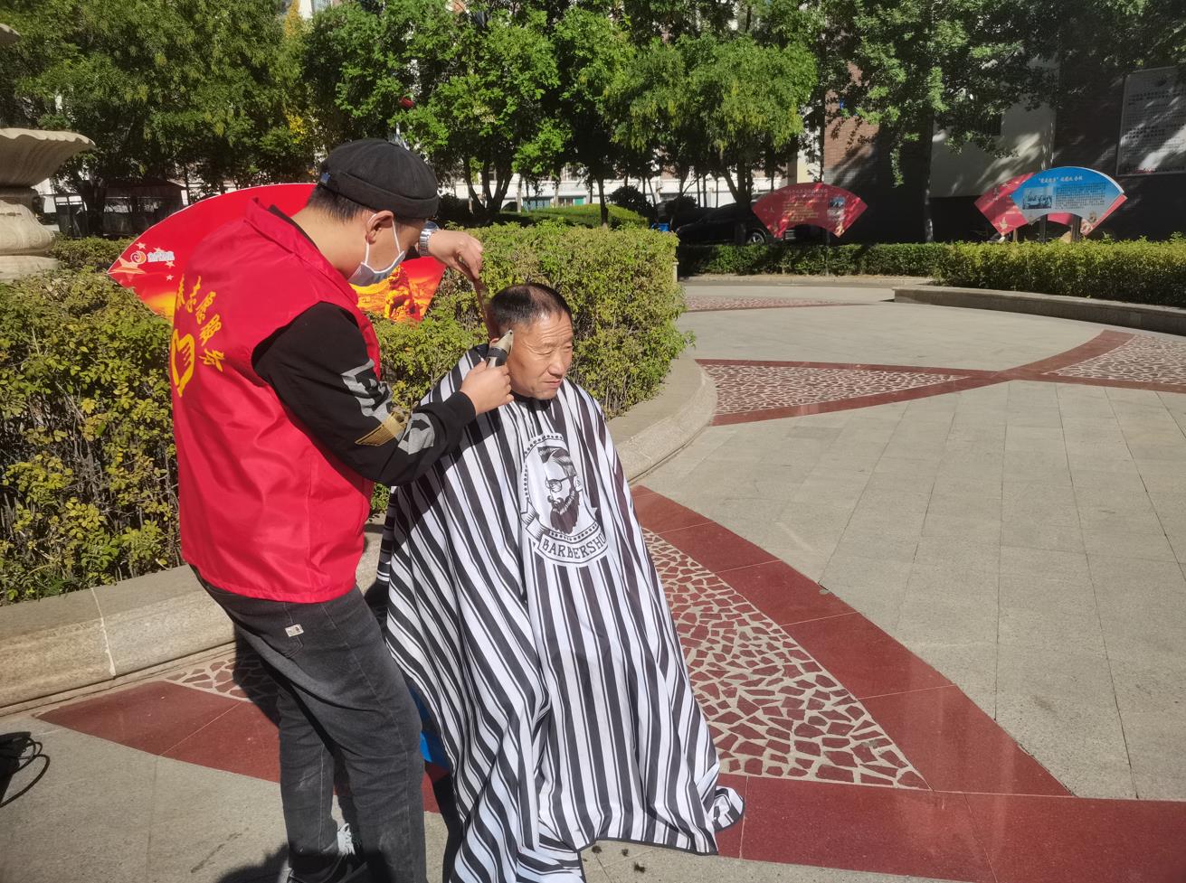 城市更文明,生活更美好——金泰物业多项目、楼院获评朝阳市“绿美”荣誉!(图6) 城市更文明,生活更美好——金泰物业多项目、楼院获评朝阳市“绿美”荣誉!(图6)