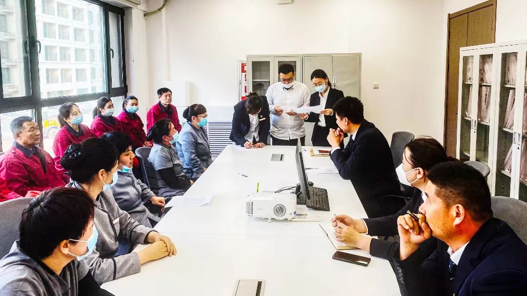 金泰物业•金泰学府售楼处环境班长竞聘会(图2) 金泰物业•金泰学府售楼处环境班长竞聘会(图2)