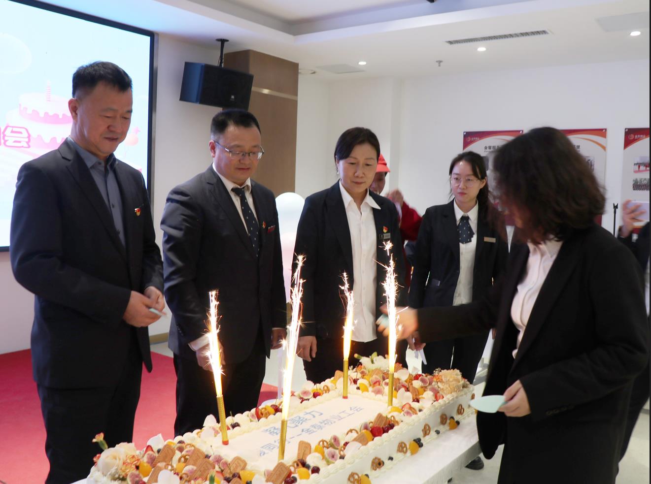 凝心聚力,温暖同行——春暖花开,共赴生日之约(图3) 凝心聚力,温暖同行——春暖花开,共赴生日之约(图3)